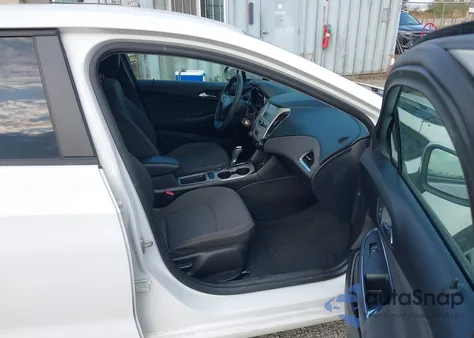 2018 Chevrolet Cruze Ls z USA, uszkodzony, nr VIN 1G1BC5SM1J7228877